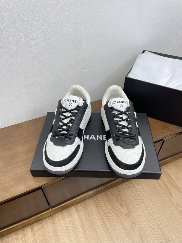 顶级版本chanel 小香24B早秋新款运动鞋 各大平台热卖单品~也是网红达人穿搭首选小香整个系列已全面升级 鞋面增加更多时尚元素 鞋面：牛皮+透气网布 大底：
